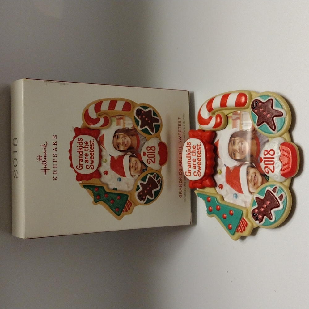 Hallmark 2018 GRANDKIDS ARE THE SWEETEST Christmas Ornament Picture Frame NIB